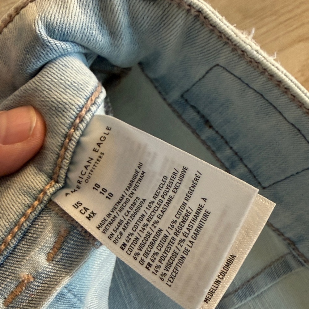 American Eagle Outfitters Light Wash Jean Shorts - Picture 3 of 6